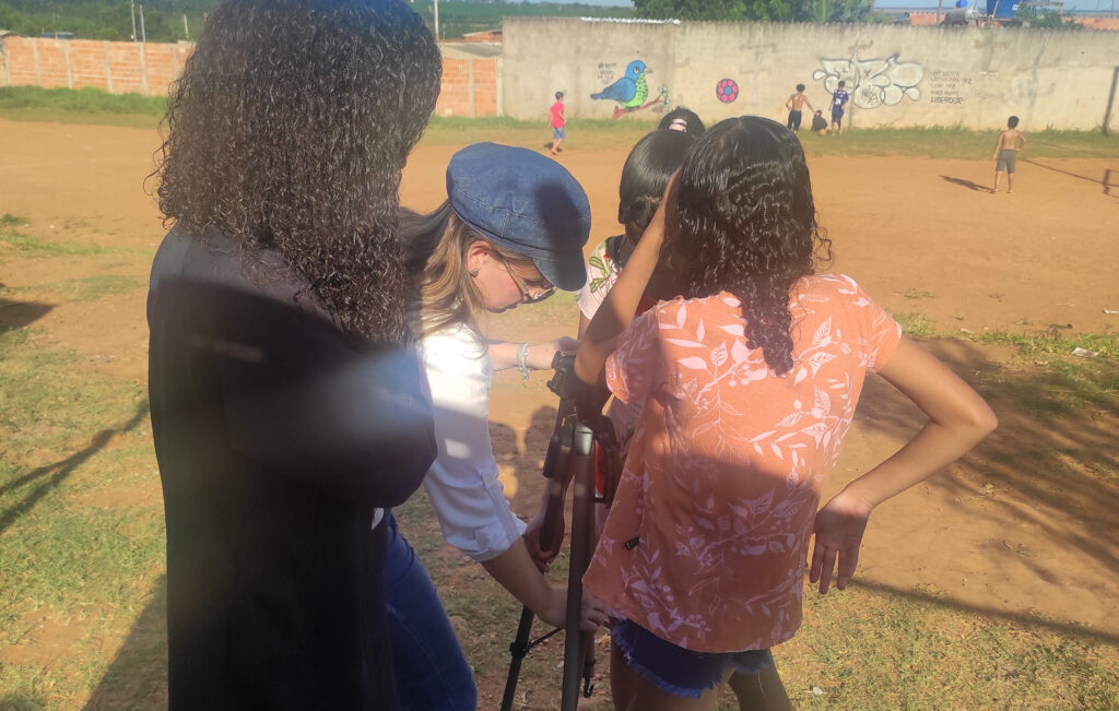 Crianças e adolescentes do ABC do Glória aprendem princípios de filmagem na oficina “Educação em Cena”